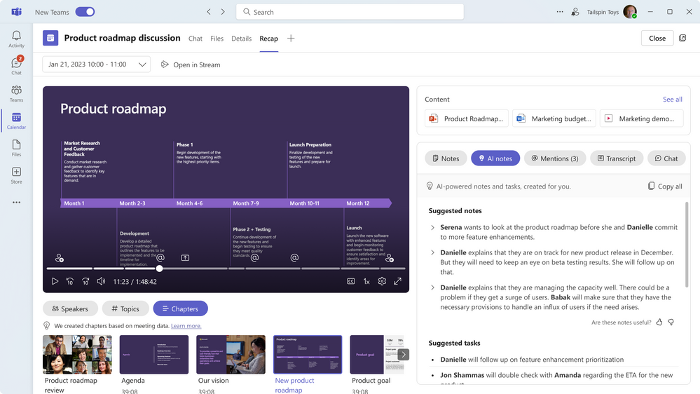 Capture d'écran de l'interface Microsoft Teams affichant une discussion de réunion sur la feuille de route d'un produit, avec des chapitres générés automatiquement par l'IA. La feuille de route du produit présente différentes étapes réparties sur 12 mois, incluant la recherche de marché, le développement, les tests et la préparation au lancement. Des notes et tâches suggérées par l'IA apparaissent sur le côté droit de l'écran.